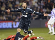 开云体育在线-铃鹿的雨幕与基辅的迷雾，当F1轮胎划出地缘政治的轨迹