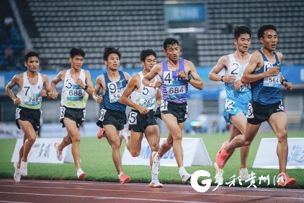 田径赛场选手实力对决，全力拼搏