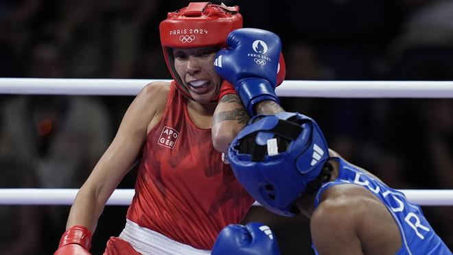 加拿大选手在拳击比赛中获胜