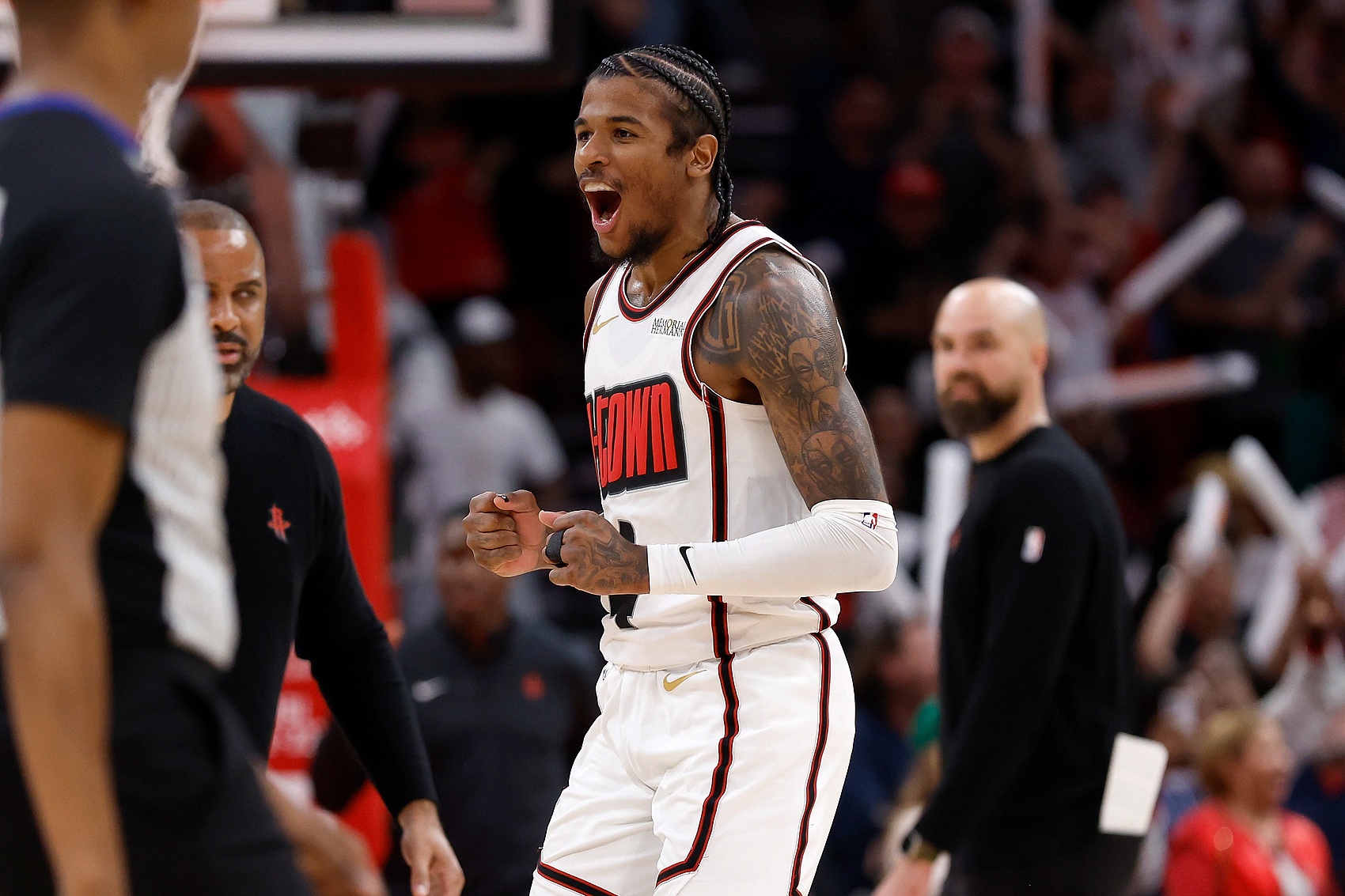 火箭击败魔术，止住连败