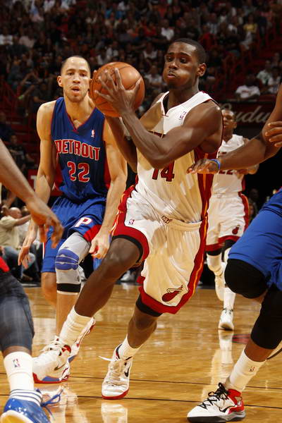 包含魔术胜活塞终结连败，哈里斯独得31分的词条