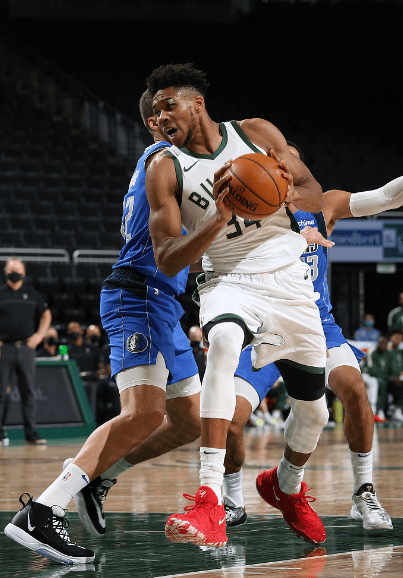 雄鹿大胜独行侠，保持不败