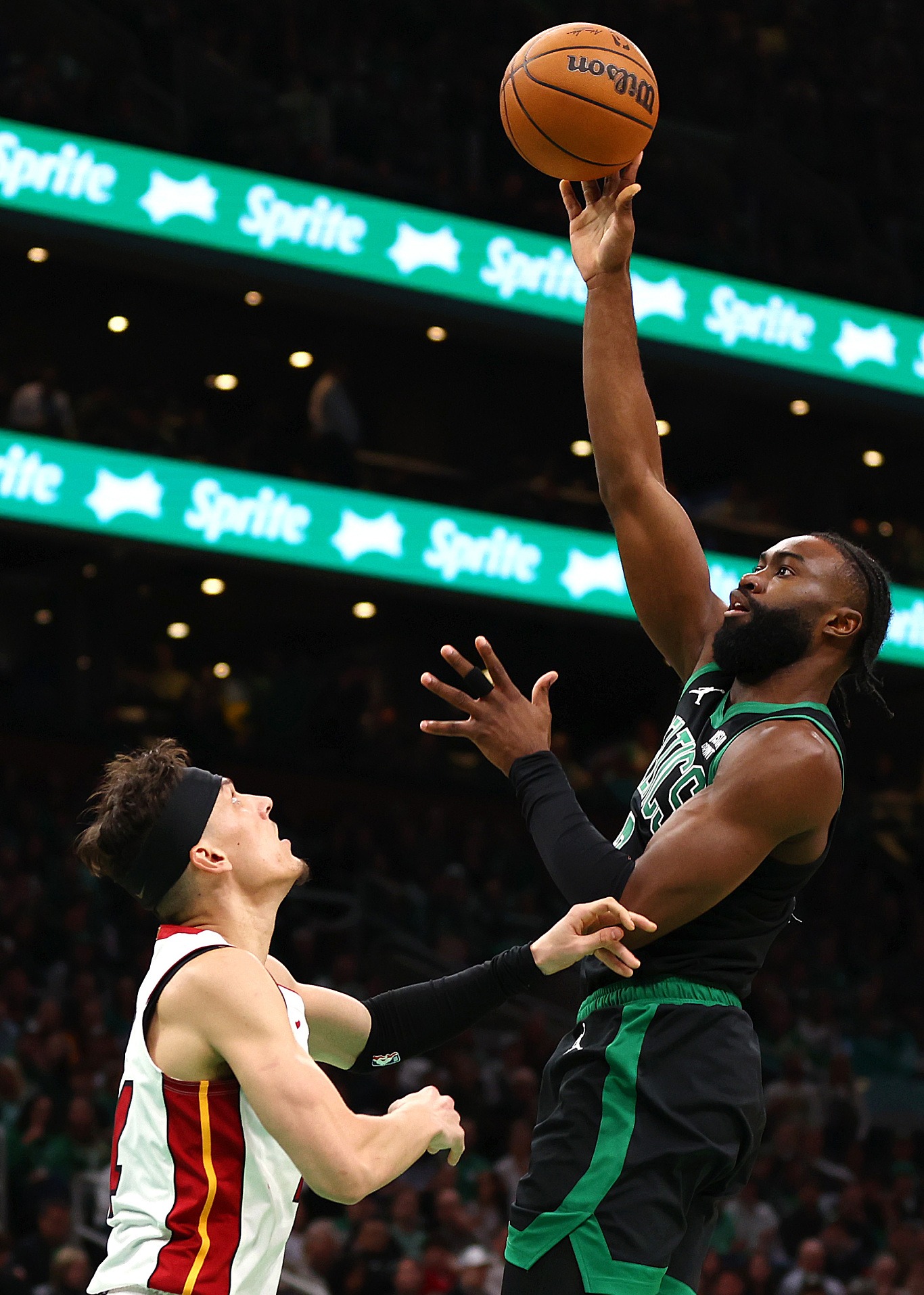 日本男篮强势热火，杰伦·布朗统治全场的简单介绍