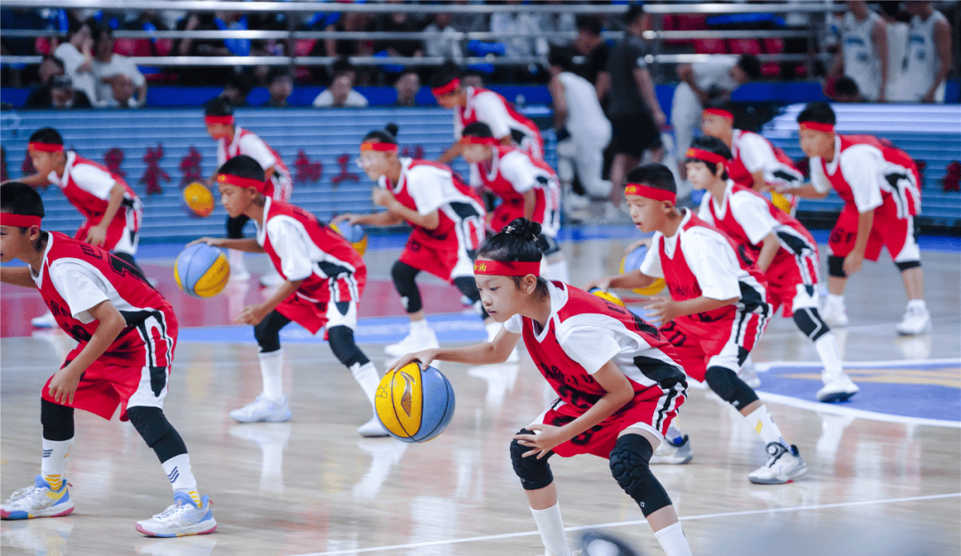 包含场面火爆！CBA观众席沸腾不已的词条