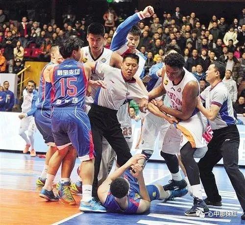 包含场面火爆！CBA观众席沸腾不已的词条