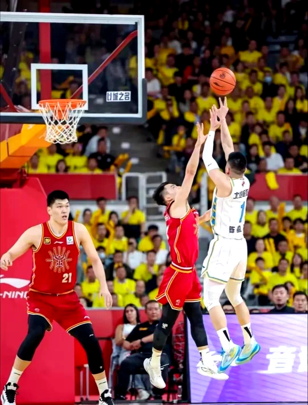 辽宁队轻取吉林队，欧文点燃赛场