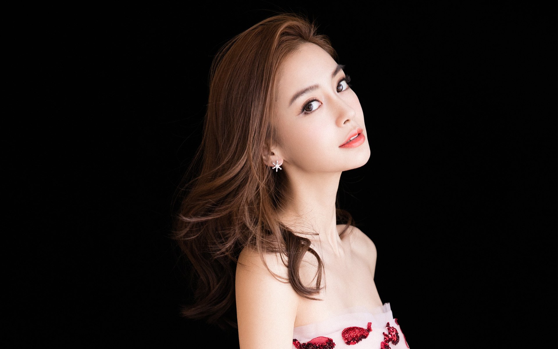 双星闪耀，福克斯蜕变之战与魔术青春风暴席卷汽车城