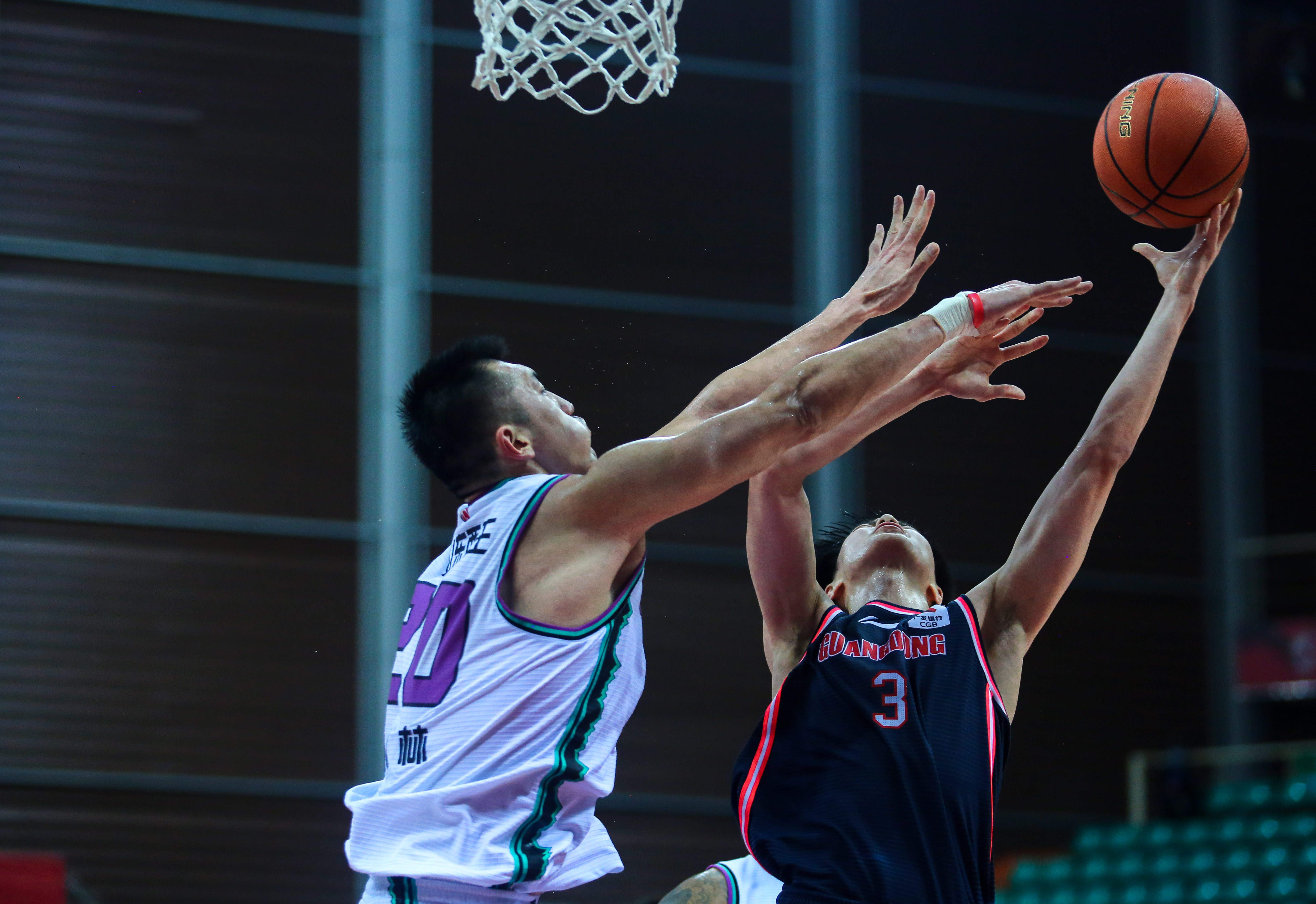 雷霆对阵广东队，锡安舞台越大越强